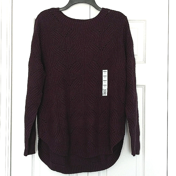 NWT. Lightweight crewneck sweater.